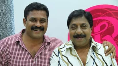 'ആദരാഞ്ജലി പോസ്റ്റുകളെക്കുറിച്ച് പറഞ്ഞപ്പോള് ശ്രീനിയേട്ടന് ചിരിച്ചു'; നിര്മ്മാതാവ് പറയുന്നു