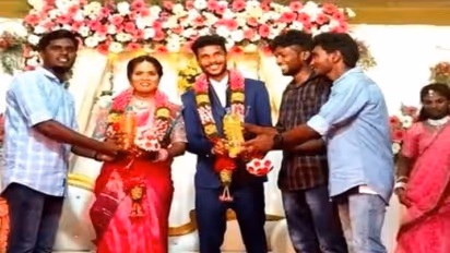 जयमाला के बाद दूल्हा-दुल्हन को गिफ्ट देने स्टेज पर जा पहुंचे दोस्त, भाइयों का सरप्राइज देख मुस्कुरा उठा कपल