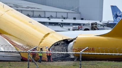 రెండు ముక్కలుగా విరిగిపోయిన కార్గో విమానం.. ఎక్కడంటే....