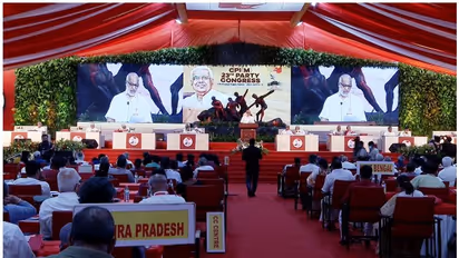 രാഷ്ട്രീയലൈനിൽ പിബിയിലും ഭിന്നത; ഇടതുജനാധിപത്യ ചേരി മതിയെന്ന് രാഘവലു, നിര്ദ്ദേശം തള്ളി റിപ്പോര്ട്ട്