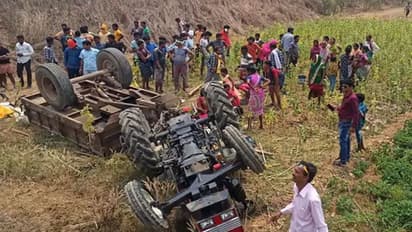 छत्तीसगढ़ में दर्दनाक हादसा : ट्रैक्टर-ट्रॉली पलटने से चार की मौत, कोई पहिए के नीचे आ गया, किसी के सिर में चोट