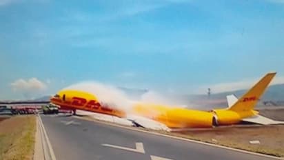 গায়ে কাঁটা দেওয়া ছবি! জরুরি অবতরণের সময় দুটুকরো হয়ে ভেঙে গেল বিমান, দেখুন ভিডিও