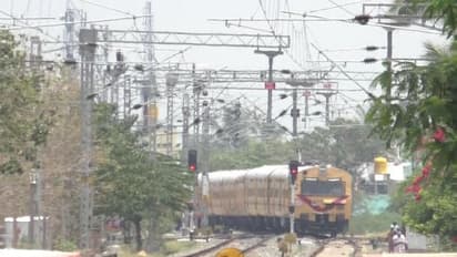 విశాఖ నుండి వచ్చే రైళ్లలో బాంబులు:ఆగంతకుడి ఫోన్, తనిఖీలు చేస్తున్న పోలీసులు