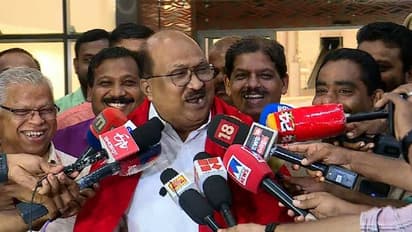 ആരവങ്ങൾക്ക് നടുവിൽ ചുവന്ന ഷാൾ പുതച്ച് കെവി തോമസ്; കണ്ണൂരിൽ വൻ സ്വീകരണമൊരുക്കി സിപിഎം