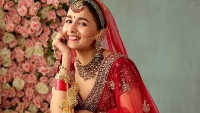   রনবীরের হার দেখতে নারাজ, তাই বেশরম দেখেন নি, এভাবেই ভালবাসা জাহির আলিয়ার