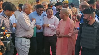 गोरखपुर के आयुष विश्वविद्यालय के निर्माण कार्यों को देख भड़के सीएम, अधिकारियों और कॉन्ट्रैक्टर को लगाई फटकार