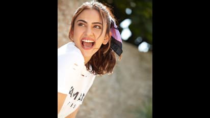 Rakul Preet Photos : మందహాసంతో కుర్రాళ్ల మతిపోగొడుతున్న రకుల్.. ఫిట్ నెస్ బ్యూటీ స్టన్నింగ్ స్టిల్స్.. 