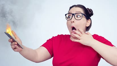 अक्सर इन 5 ग़लतियों से स्मार्टफोन होता है ब्लास्ट, इन बातों का रखें हमेशा ख्याल 