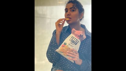 Shivathmika: లూస్‌ షర్ట్.. ఒరిజినల్‌ అందాలతో కట్టిపడేస్తున్న స్టార్‌ కిడ్‌.. చిప్స్ కావాలా నాయనా?