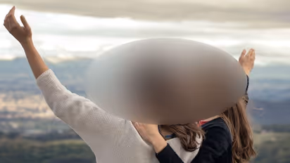 தோழி மீது தீராத ஆசை.. ஆணாக மாற முயன்ற கல்லூரி மாணவி.. விசாரணையில் திடுக்கிடும் தகவல்.!