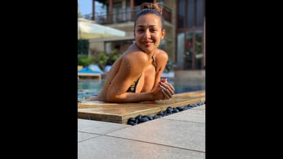 সি-থ্রু পোশাকে স্পষ্ট ফুটে উঠল অন্তর্বাস, ফিনফিনে প্য়ান্ট পরে রাস্তায় বেরিয়ে চরম ট্রোলড মালাইকা