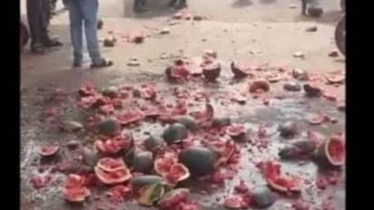 முஸ்லீம் பழ கடைகளை சூரையாடிய இந்து அமைப்பு... கர்நாடகாவில் பரபரப்பு...!