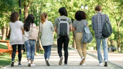 വിദ്യാർത്ഥികൾ രണ്ട് മിനിറ്റ് വൈകി, പൊലീസിനെ വിളിച്ചുവരുത്തി അധ്യാപിക, വിമർശനം