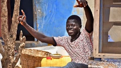 শেষ যাত্রায় চলছে কফিন কাঁধে নাচ, ১.০৪ মিলিয়ান দামে বিক্রি হল ঘানার এই ডান্সিং কফিন মিম