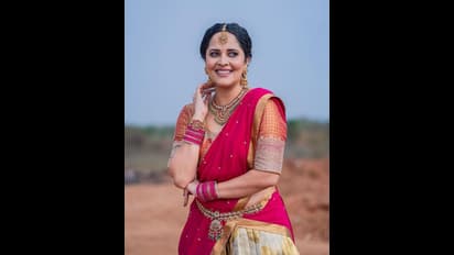Anasuya Glamour Pics : అమ్మో నాకు సిగ్గూ.. అంటూ మోహం దాచేస్తున్న అనసూయ.. శ్రీరామనవమికి అదిరిపోయే ట్రీట్..