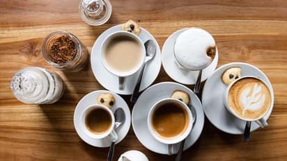 स्टूडेंट्स कॉपी के लिए किचन से कप लाए, प्रोफेसर ने कहा “आपने यही कप क्यों चुनें?” फिर बताई राज की बात