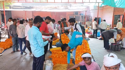 वाराणसी में फूल व्यापारियों के चेहरे पर दिखी मुस्कान, नवरात्रि में 4 गुना बढ़ी बिक्री 