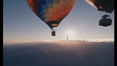 মহাকাশে মেঘের দেশে খালি পায়ে হাঁটা, বিশ্ব রেকর্ড করার ভয়ঙ্কর ভিডিওটি দেখুন