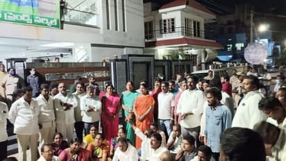 ఏపీ మంత్రివర్గ పునర్వ్యస్ధీకరణ : దళిత మహిళను అవమానిస్తారా.. సుచరిత ఇంటి వద్ద అనుచరుల ఆందోళన