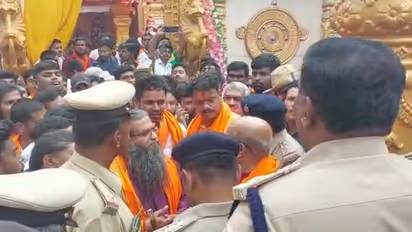 ಸದ್ದಿಲ್ಲದೇ ಶ್ರೀರಾಮ ಶೋಭಾಯಾತ್ರೆಯಲ್ಲಿ ಮುತಾಲಿಕ್ ಪ್ರತ್ಯಕ್ಷ, ಪೊಲೀಸ್ರು ತಬ್ಬಿಬ್ಬು