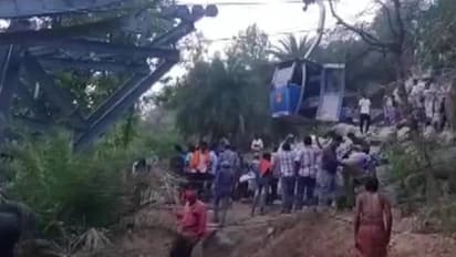 அந்தரத்தில் மோதி கொண்ட ரோப் கார்கள்.. பலர் படுகாயம்.... நடுவழியில் சிக்கிக் கொண்ட 50 பேர் கதி?