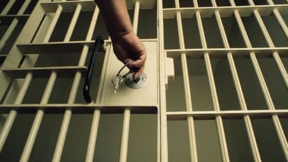 यहां हैलो नहीं कहते हैं लोग, बर्थडे विश को मानते हैं अपशकुन, जानें इस देश के 6 अजीब कानून