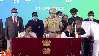 కొలువుదీరిన జగన్ నూతన మంత్రివర్గం.. ముగిసిన మంత్రుల ప్రమాణ స్వీకారం..