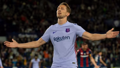 Frenkie de Jong informs Barcelona and Manchester United about his future; here's what he said