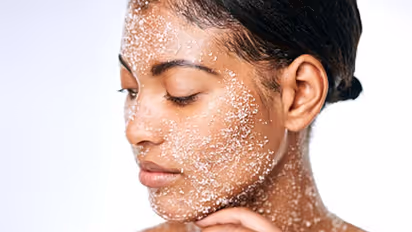 भूलकर भी फेस पर नहीं लगानी चहिए ये 5 चीजें, चेहरे में पड़ सकते हैं कई तरह के दाग