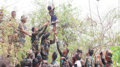 देवघर रोप-वे हादसा : कई फीट ऊंचाई से बच्ची का रेस्क्यू, हवा में रस्सी के सहारे नीचे उतारा गया, देखिए तस्वीरें