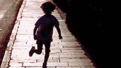 ബാറിൽ കയറാൻ പേരക്കുട്ടി തടസം, വഴിയിൽ കണ്ട സ്ത്രീയെ കുഞ്ഞിനെ ഏൽപ്പിച്ച് മുത്തച്ഛൻ, തിരികെ വന്നപ്പോൾ കുട്ടിയില്ല