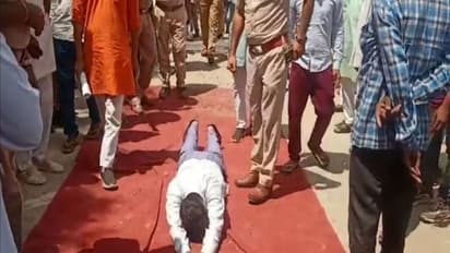 राजस्थान में मंत्री के सामने आखिर क्यों दंडवत होने लगा यह शख्स, कारण जान आप भी जाएंगे चौंक