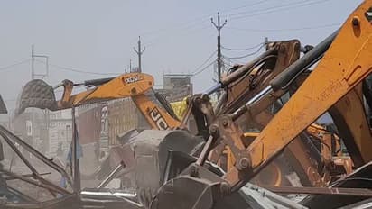 खरगोन हिंसा पर एक्शन की तस्वीरें : रामनवमी पर जहां से बरसाए गए पत्थर, उन्हीं घरों पर सरकार ने चला दिया बुलडोजर