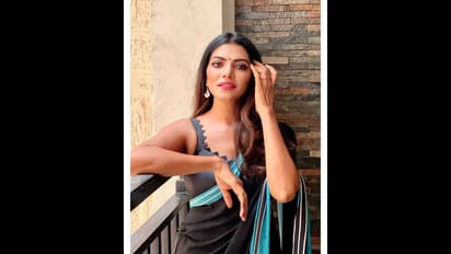 Bigg boss Lahari: జబ్బలు జాకెట్ లో సూపర్ సెక్సీగా ఉన్న బిగ్ బాస్ బ్యూటీ... చీర కట్టులో సెగలు రేపుతున్న లహరి 