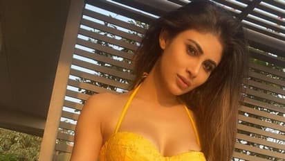 গর্জিয়াস স্কিনফিট মিনি ড্রেসে হট ক্লিভেজের উঁকি, উরুর খাঁজে আগুন জ্বালালেন 'সেক্সিয়েস্ট' মৌনি