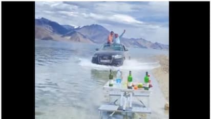 ലഡാക്കിലെ പാങ്കോങ് തടാകത്തിലൂടെ എസ് യു വി ഓടിച്ച് യുവാക്കൾ, വ്യാപക വിമർശനം