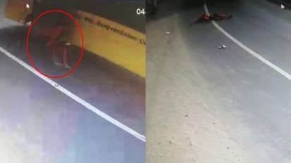 ஓடிக்கொண்டிருந்த தனியார் கல்லூரி பேருந்தில் இருந்து தூக்கி வீசப்பட்ட மாணவி.. பதபதக்கும் காட்சிகள்..!