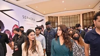 Janhvi Kapoor: అందాలన్నీ బంధించి కుర్రాళ్లని కవ్విస్తున్న జాన్వీకపూర్‌.. హాట్‌నెస్‌ మాత్రం తగ్గేదెలే 