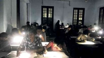 മൊബൈൽ ഫോൺ വെളിച്ചത്തിൽ പരീക്ഷ എഴുതിയ സംഭവം; മഹാരാജാസ് കോളേജിലെ വിവാദ പരീക്ഷകൾ റദ്ദാക്കി