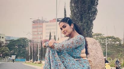 Divi Latest Pics : బిగ్ బాస్ బ్యూటీ డేరింగ్ స్టెప్..  గ్లామర్ వెదజల్లుతూ నడిరోడ్డుపై స్టన్నింగ్ స్టిల్స్.. 