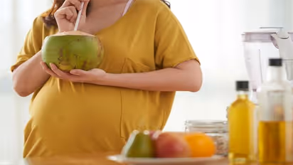 सिर्फ सेब ही नहीं प्रेग्नेंसी में ये 8 फूड बच्चों को बनाते है गोरा, इतने महीने बाद से रोजाना खाना कर दें शुरू