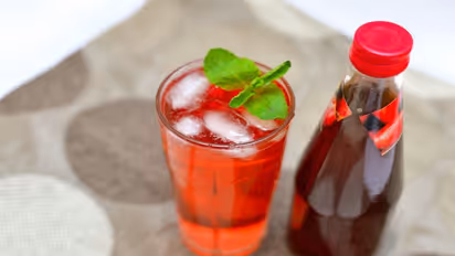 बाजार का महंगा रूह अफजा छोड़ इस बार घर पर ही बनाएं शानदार गुलाबी ड्रिंक, 50 रुपए में निकल जाएगी पूरी गर्मी