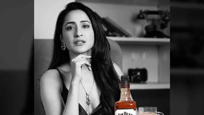 సమంత, కాజల్, పూజా హెగ్డే, ప్రగ్యా, ఇలియానా.. ఆల్కహాల్ యాడ్స్ చేసి ట్రోలర్స్ కి దొరికిపోయిన హీరోయిన్లు..