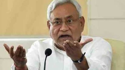 बिहारः नीतीश कुमार के कार्यक्रम में फूटा बम, इससे पहले एक युवक CM को पीछे से मारा था मुक्का