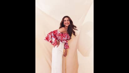 ஸ்ட்ரக்ச்சரை அப்பட்டமாக தெரிய ரகுல் ப்ரீத் சிங்... சிவப்பு நிற ஓவர் பிட்