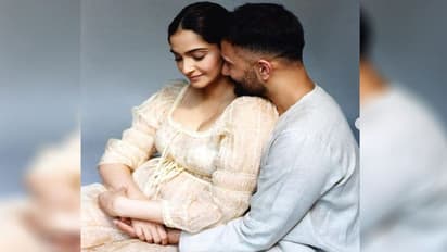 सोनम कपूर ने फ्लॉन्ट किया बेबी बंप, पति की बाहों में आराम फरमाती नजर आईं मिसेज आहूजा