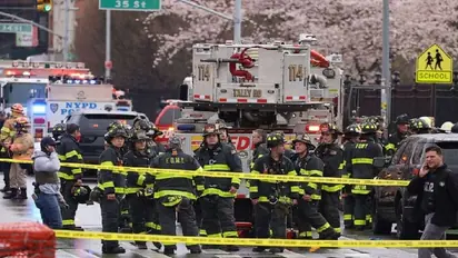 நியூயார்க் சுரங்கப்பாதையில் துப்பாக்கிச்சூடு… தாக்குதல் பற்றி தகவல் தெரிவிக்க காவல்துறை வலியுறுத்தல்!!