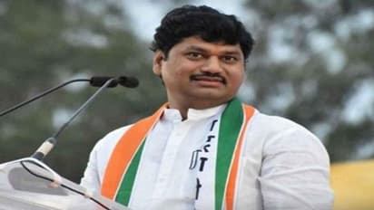 महाराष्ट्र सरकार के कैबिनेट मंत्री धनंजय मुंडे को हार्ट अटैक, आनन-फानन में कैंडी अस्पताल में कराया एडमिट