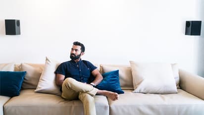 इतनी लग्जीरियस लाइफ जीता है RCB का ये खिलाड़ी, रजनीकांत का है पड़ोसी, देखें घर की इनसाइड फोटोज