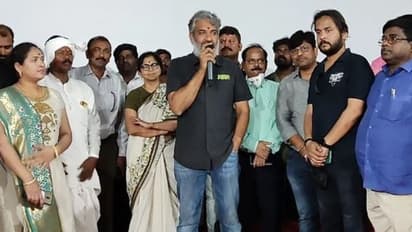 RRR: కొమరం భీమ్ స్వస్థలాన్ని సందర్శించిన రాజమౌళి.. ఫ్యాన్స్ తో కలిసి..